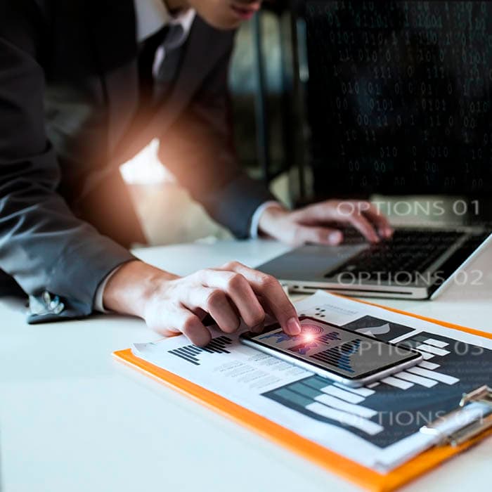 Analisi di dati e utilizzo di strumenti digitali in un ambiente di lavoro, immagine dedicata al bando Specializzazione Intelligente per progetti di ricerca e sviluppo.