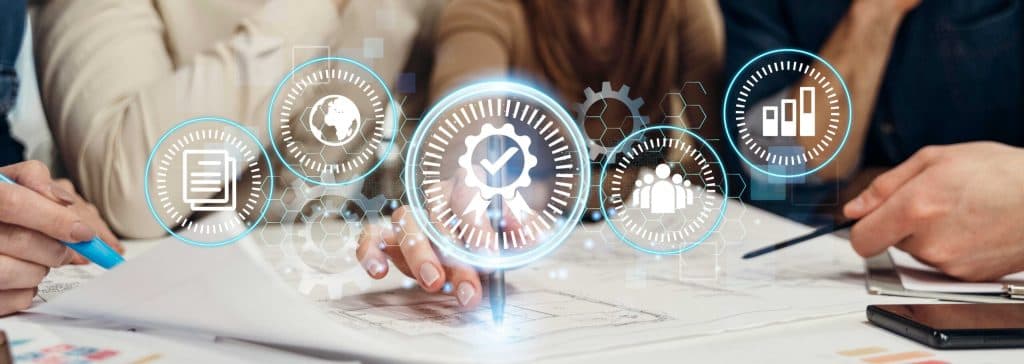 Analisi tecnica con documenti e icone digitali legate a efficienza energetica e innovazione, immagine dedicata al Fondo Energia Emilia Romagna.