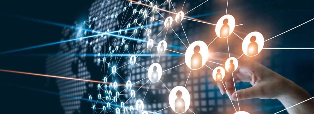 Rete digitale con icone interconnesse e globo tecnologico, rappresentazione delle collaborazioni e dell’innovazione sostenute dal bando SWIch Piemonte.