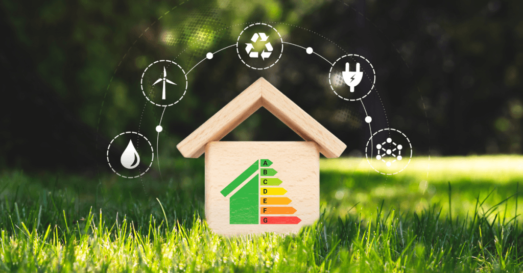 Casa stilizzata con etichetta energetica su prato verde e icone digitali di sostenibilità ed energie rinnovabili, immagine dedicata al Fondo Energia Veneto.
